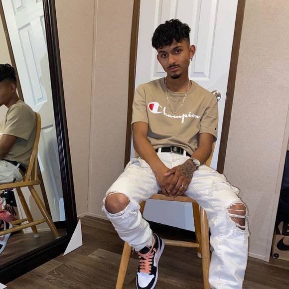 Meet your Posher, Alex - Picture 1 of 1